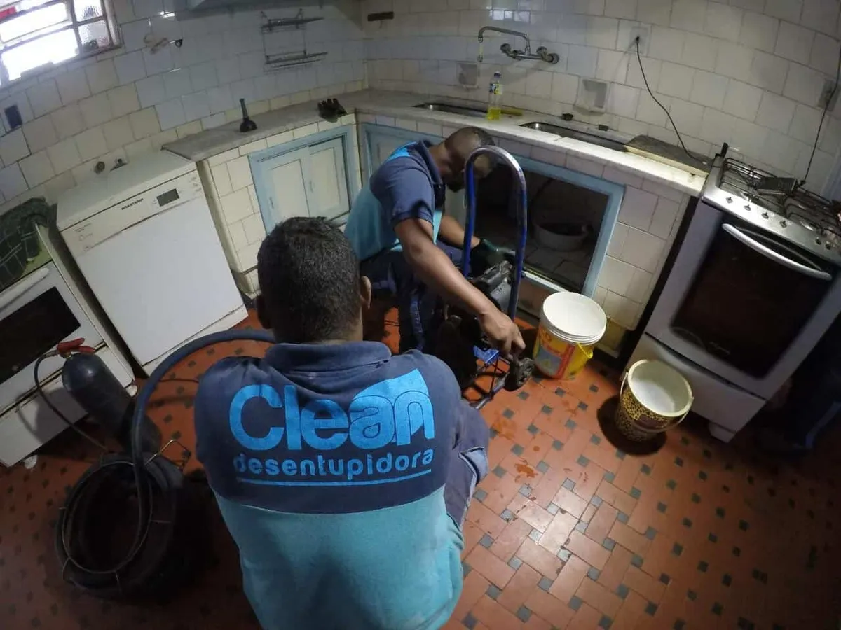 Técnicos da Clean Desentupidora fazendo desentupimento de pia de cozinha no Rio de Janeiro